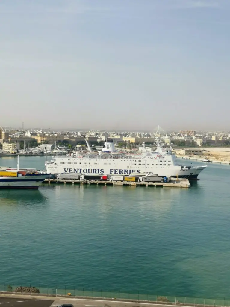 Fähre am Hafen von Bari