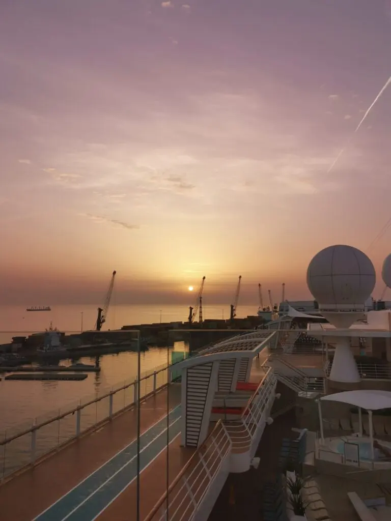 Hafen von Bari bei Sonnenaufgang