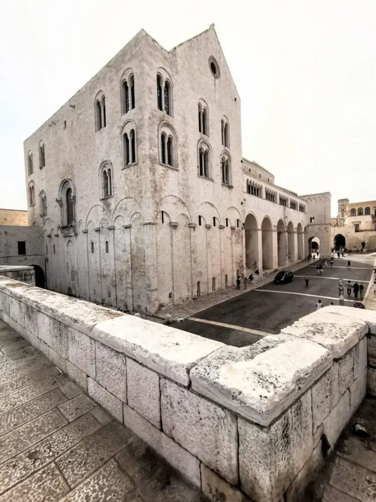Blick auf die Basilika San Nicola in Bari