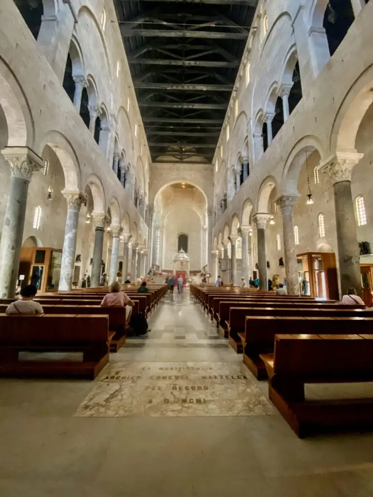 Mittelgang in der Kathedrale San Sabino in Bari