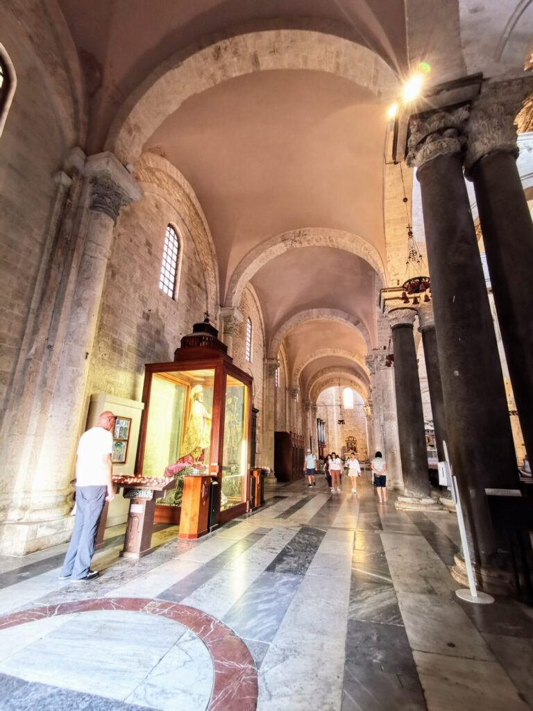 Basilika San Nicola von innen in Bari