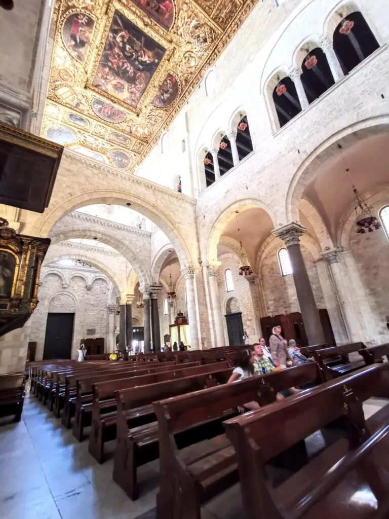 Basilika San Nicola von innen in Bari