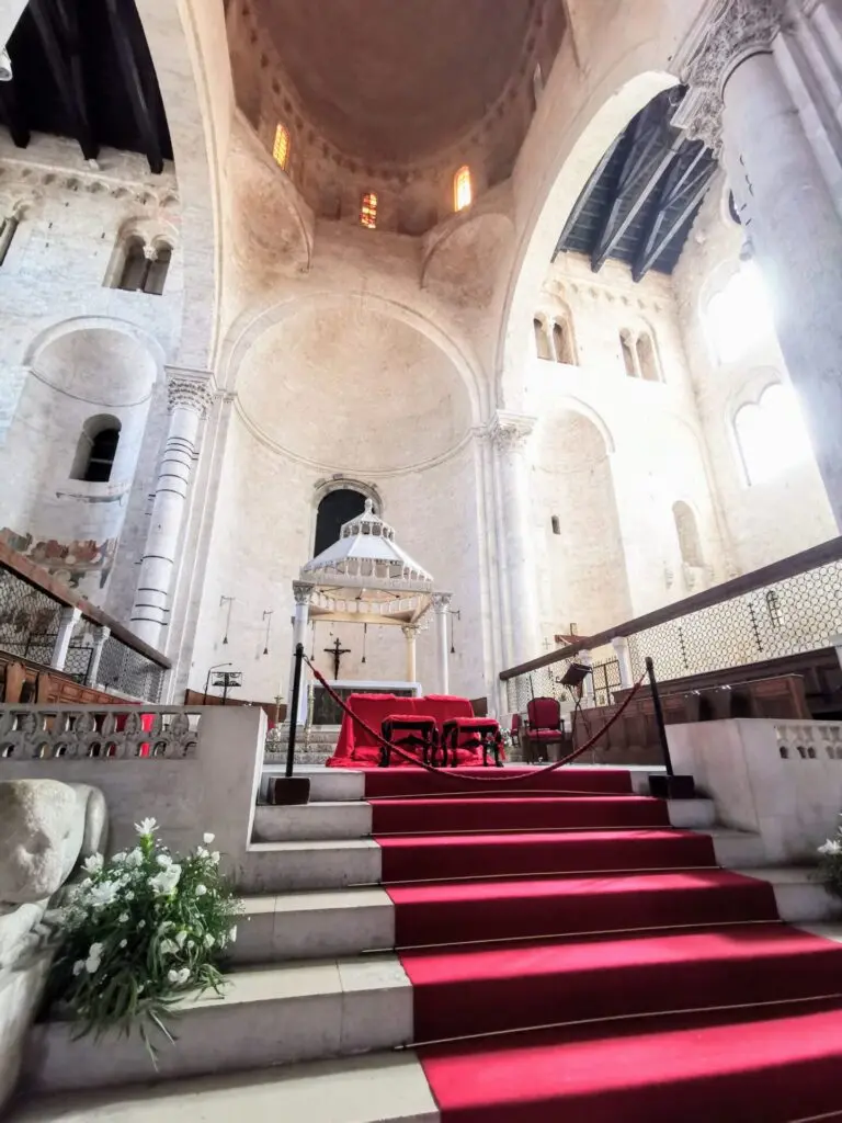 Altar mit rotem Teppich in der Kathedrale San Sabino in Bari