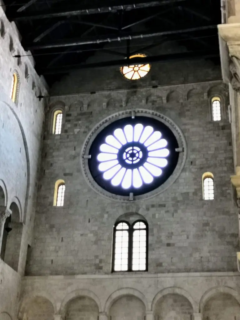 Glasfenster in der Kathedrale von San Sabino in Bari Italien