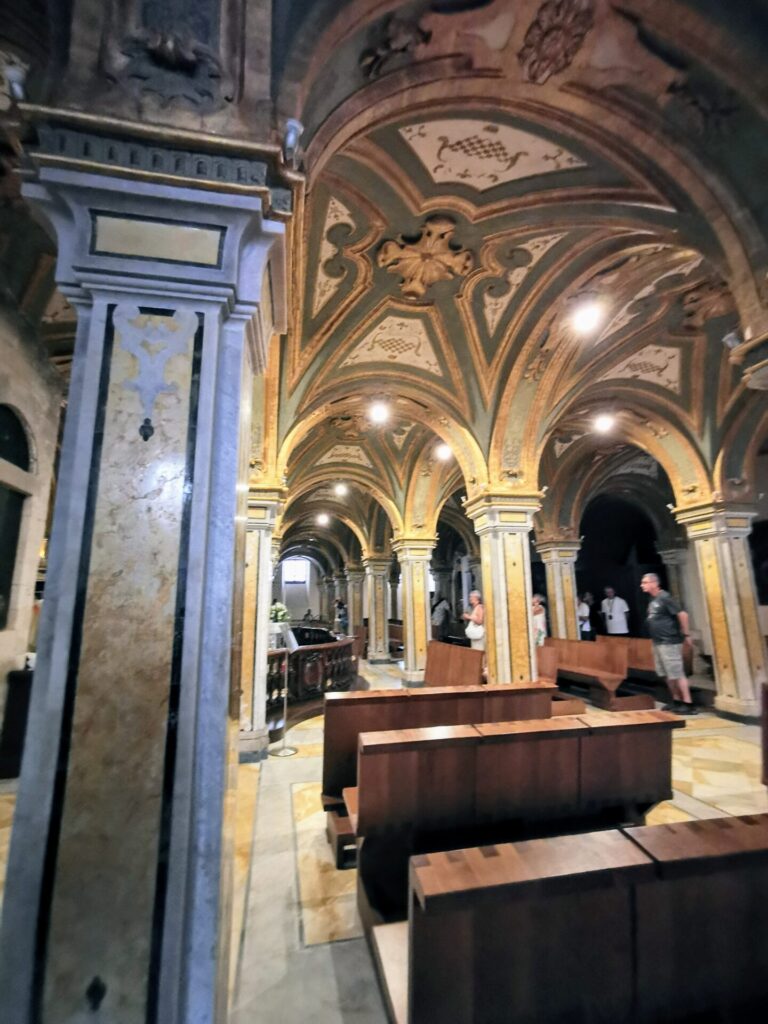 Bunte Kuppel in der Kathedrale von San Sabino in Bari Italien