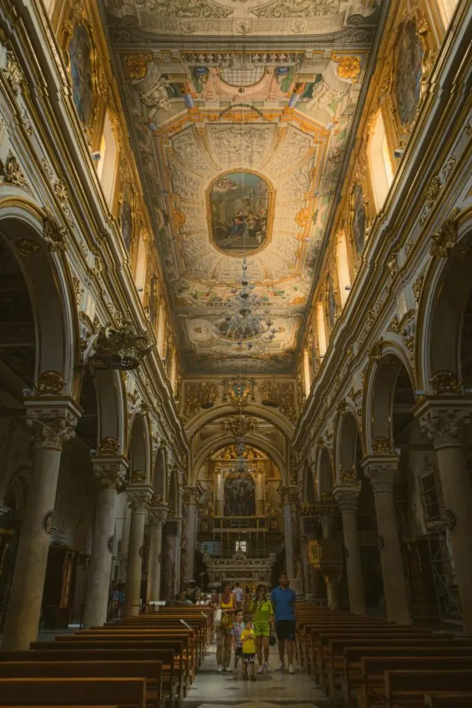 Mittelgang mit Deckenmalerei in der Kathedrale von Matera 