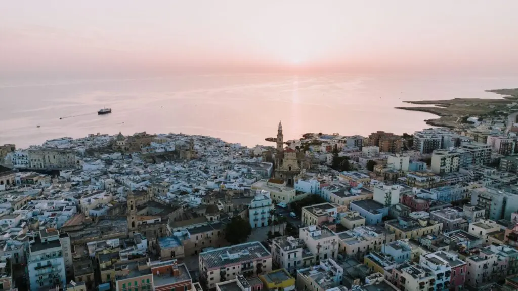 Blick auf die Stadt Monopoli in Italien