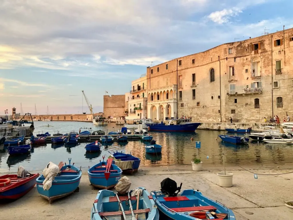 Kleiner Hafen von Monopoli mit bunten Booten