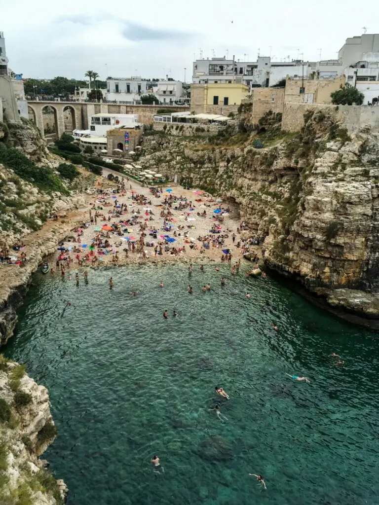 Blick auf die Küste und Strand von Polignano a Mare