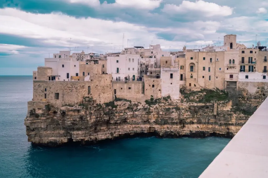 Blick auf die Küste und Stadt von Polignano a Mare