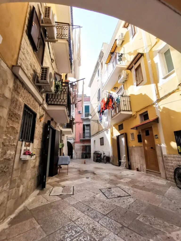 Bunte Gasse in der Altstadt von Bari
