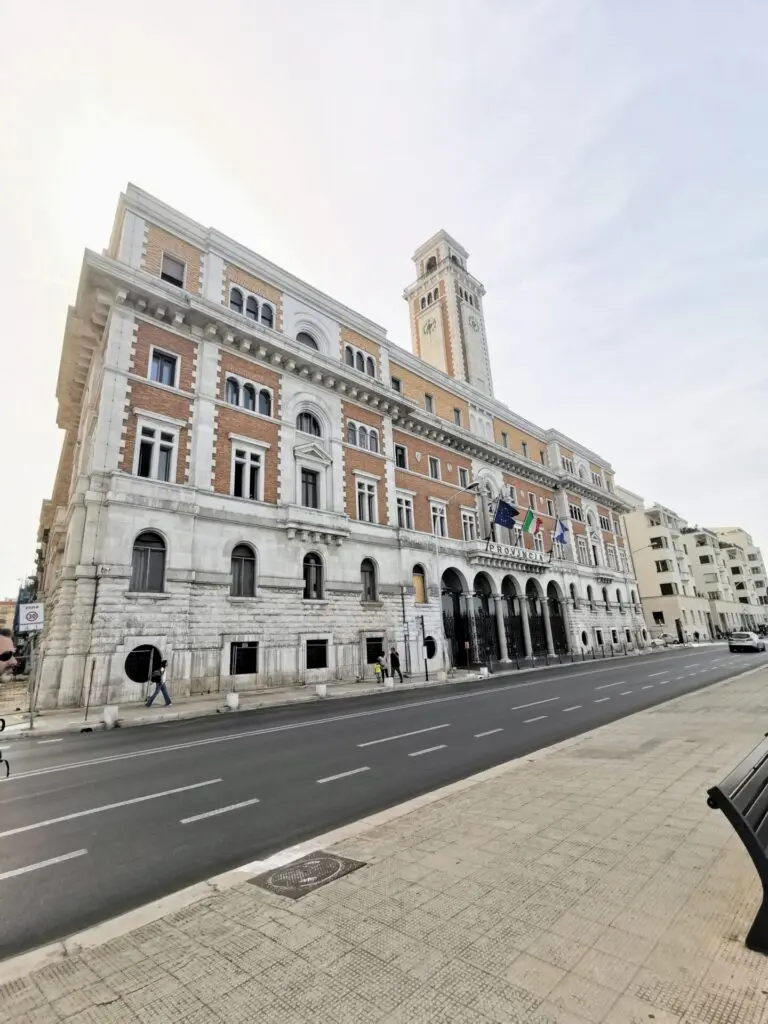 Metro City Bari
Città Metropolitana di Bari an der Lungomare di Bari
