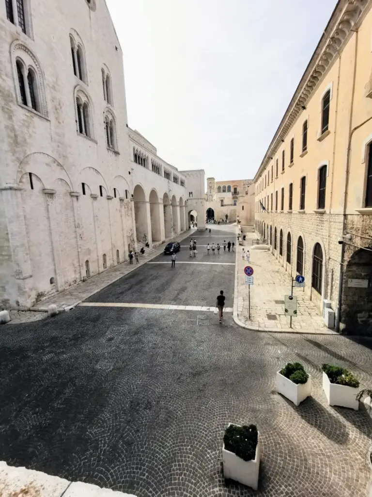 Blick auf die Basilika San Nicola in Bari