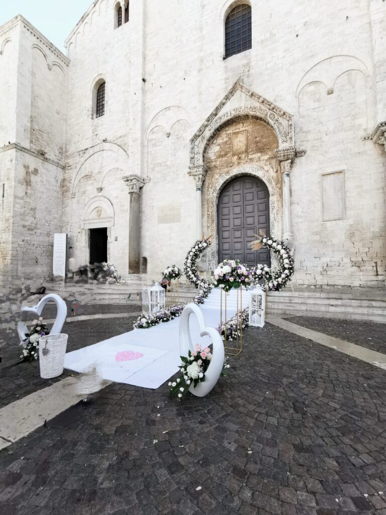 Basilika San Nicola mit geschmückten Eingang in Bari
