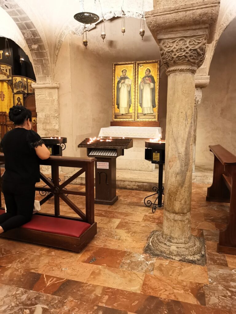 Altar in der Krypta Basilika San Nicola in Bari
