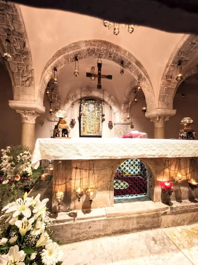 Altar in der Krypta Basilika San Nicola in Bari