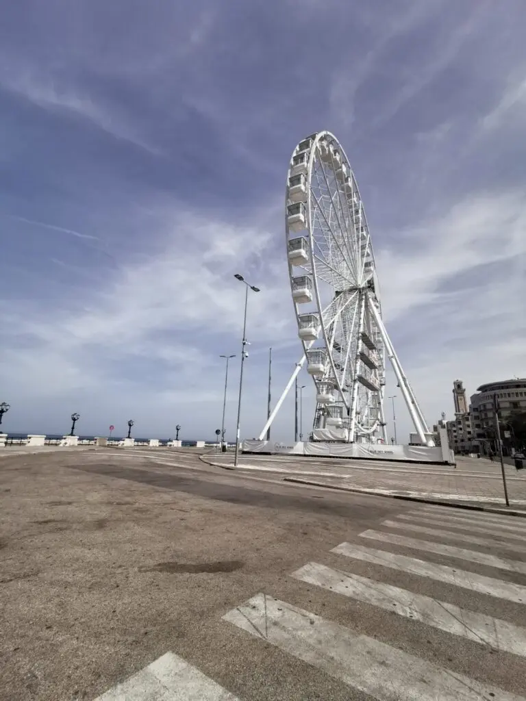 Blue Sky Wheel weißes Rießenrad an der Uferpromenade in Bari
