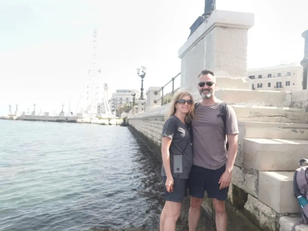 Uferpromenade imit Pärchen in Bari