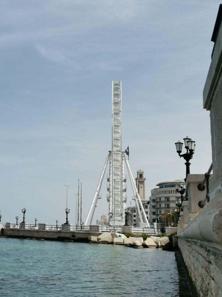 Blue Sky Wheel weißes Rießenrad an der Uferpromenade in Bari