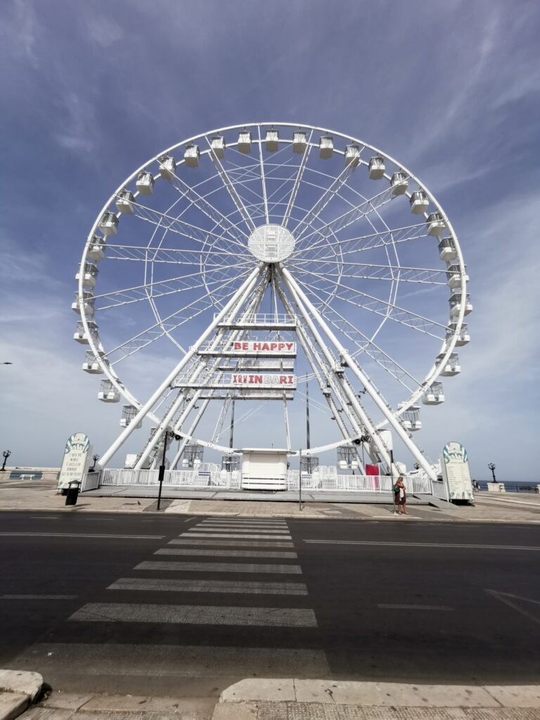 Blue Sky Wheel weißes Rießenrad an der Uferpromenade in Bari