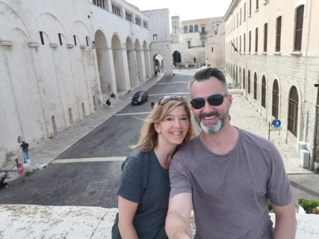 Pärchen auf der Stadtmauer in Bari