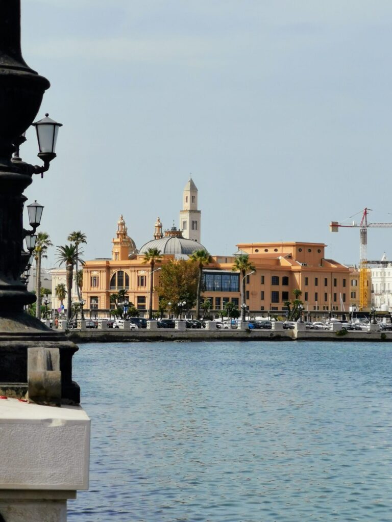 Blick auf die Stadt Bari mit dem Teatro Margheritain 