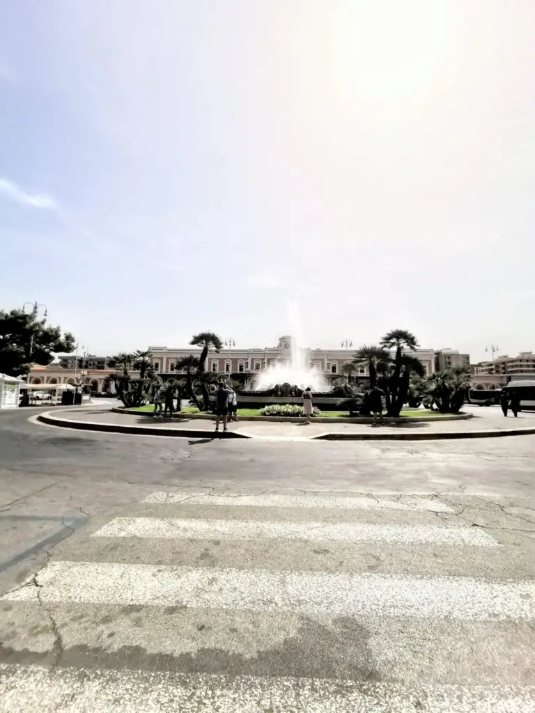 Springbrunnen vor dem Haupt-Bahnhof Bari
