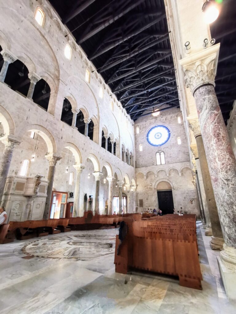 Kirchen-Schiff in der Kathedrale von San Sabino in Bari Italien