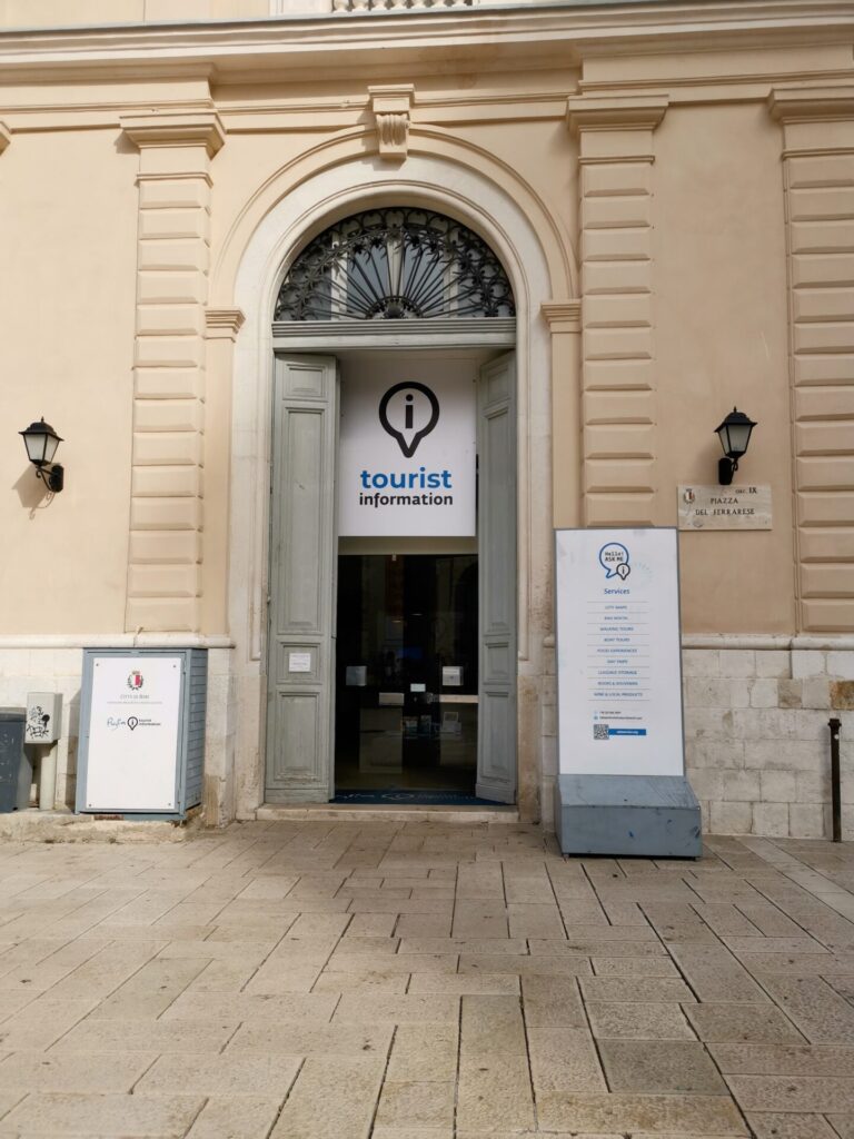 Tourist-Information an der Piazza del Ferrarese in Bari