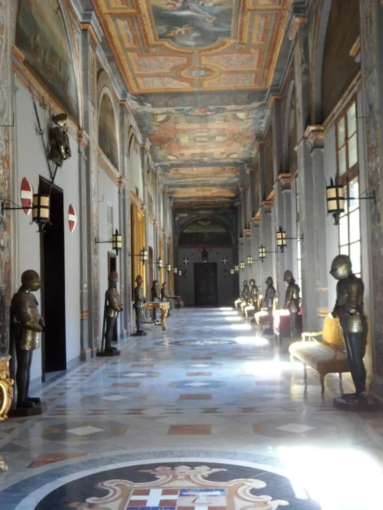 Gang mit Rüstungen und Wandgemälde im Großmeisterpalast in Valletta 