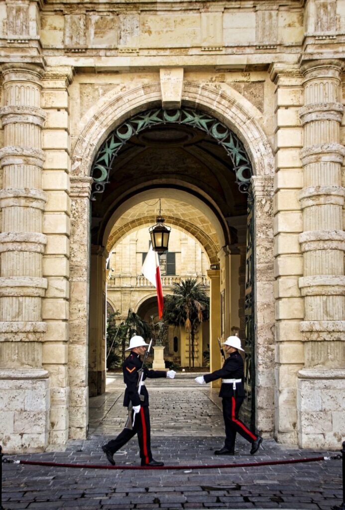 Eingang mit Soldaten zum Großmeisterpalast in Valletta 