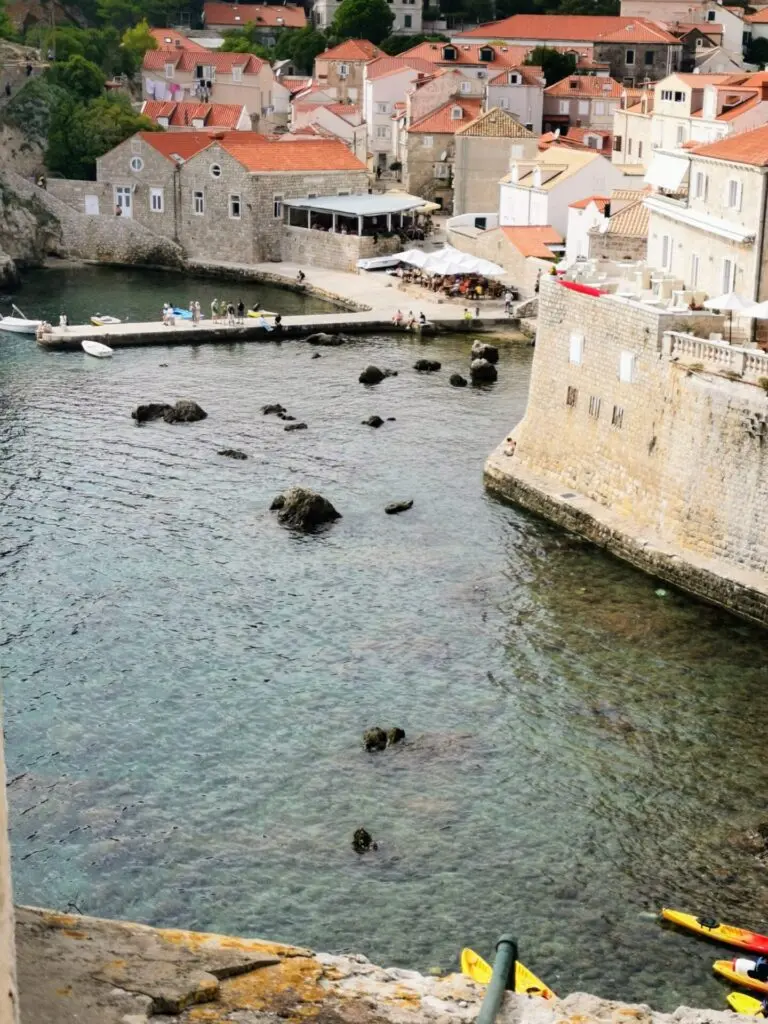 Bick von der Stadtmauer Dubrovnik auf die Festung mit Booten