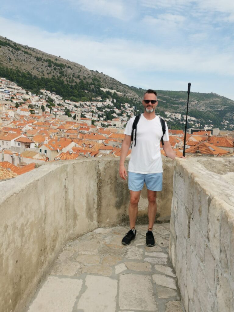 Mann auf dem Weg auf der Stadtmauer von Dubrovnik