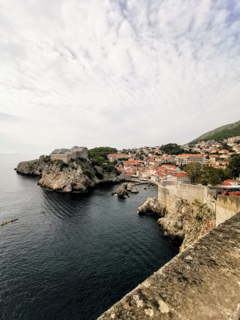 Bick von der Stadtmauer Dubrovnik auf die Festung