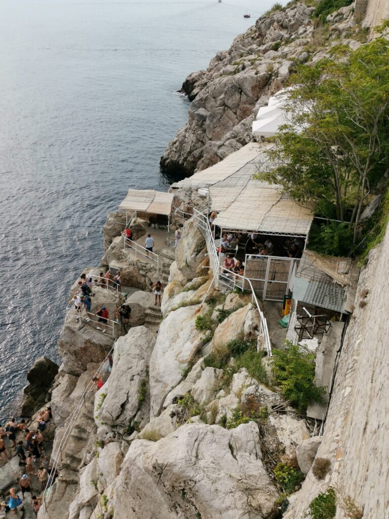 Bar auf der Klippe der Stadtmauer Dubrovnik