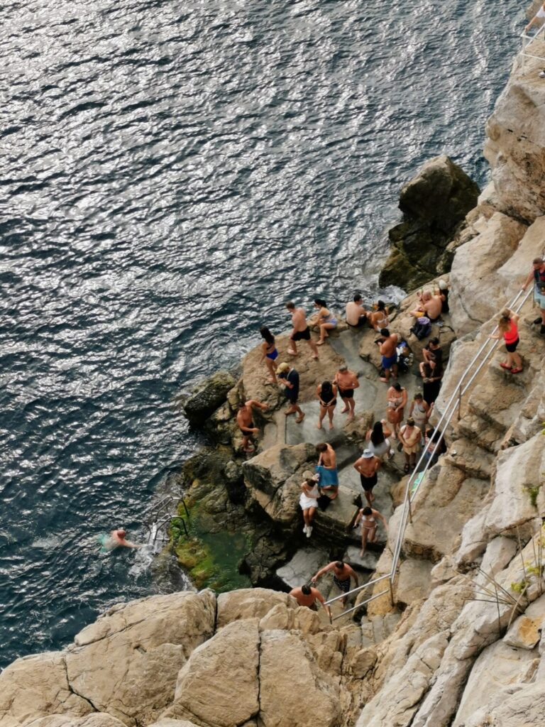 Badeplatz an der Klippe der Stadtmauer Dubrovnik