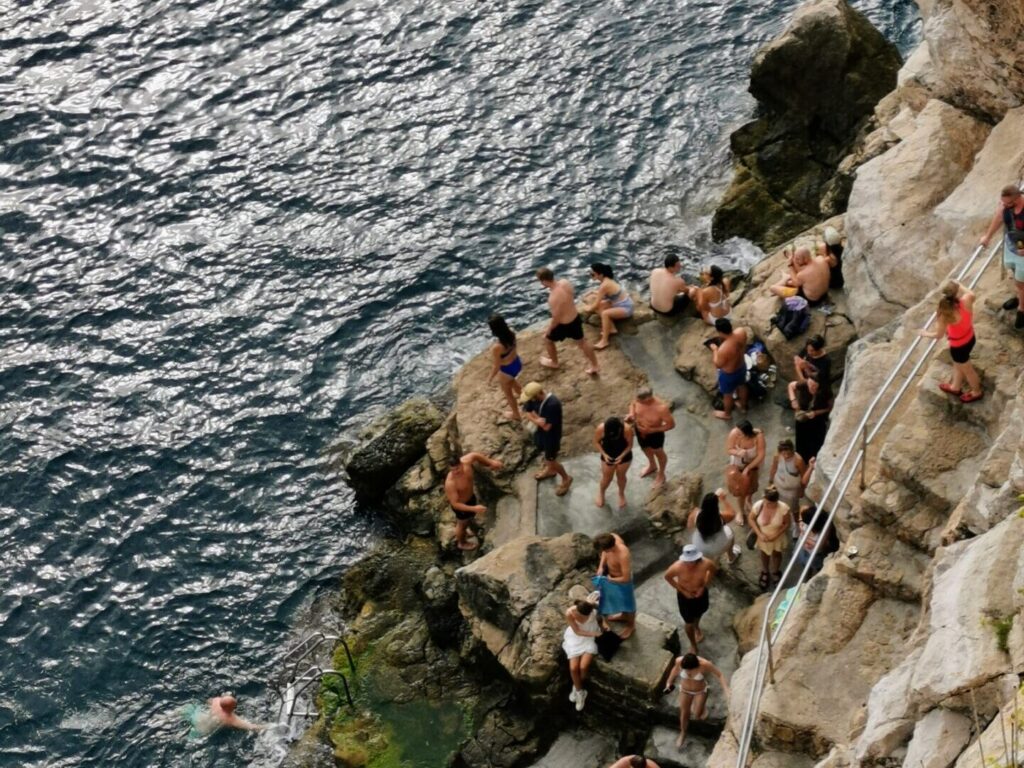 Badeplatz an der Klippe der Stadtmauer Dubrovnik