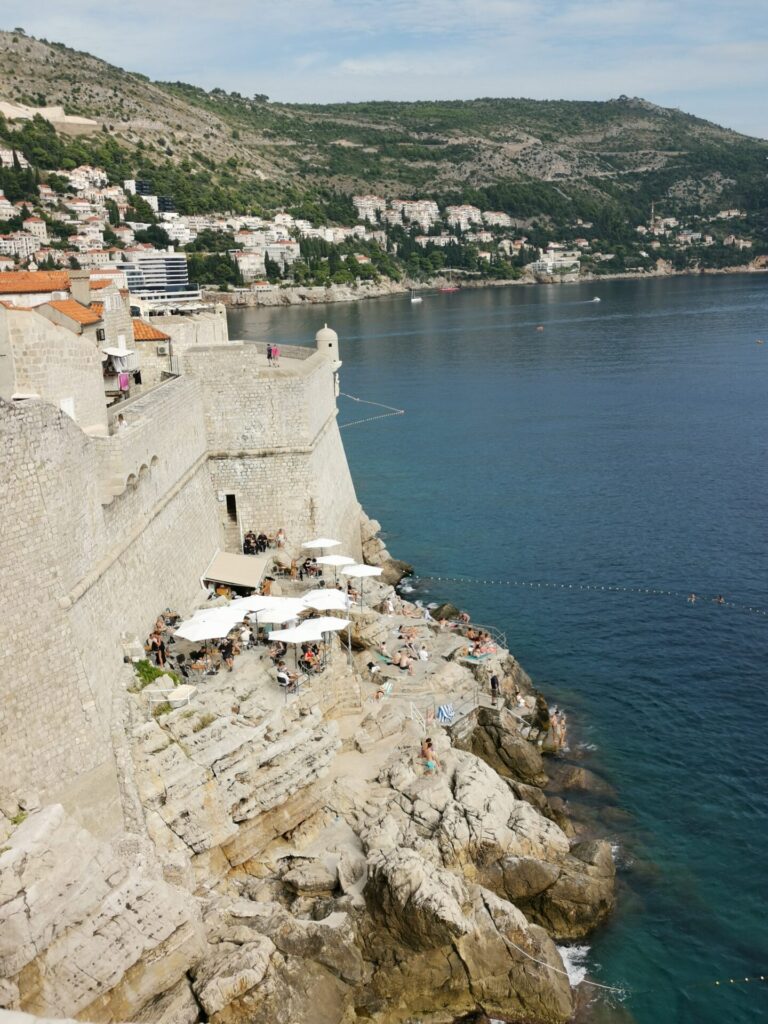 Bar auf der Klippe der Stadtmauer Dubrovnik