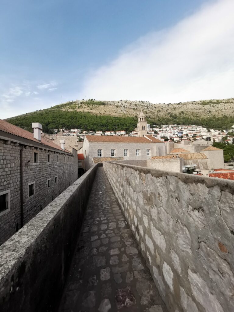 Langer Weg auf der Stadtmauer von Dubrovnik