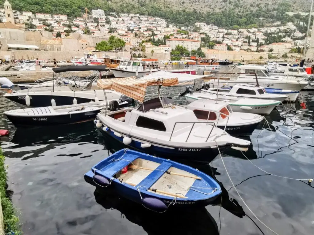 Boote im alten Hafen von Dubrovnik