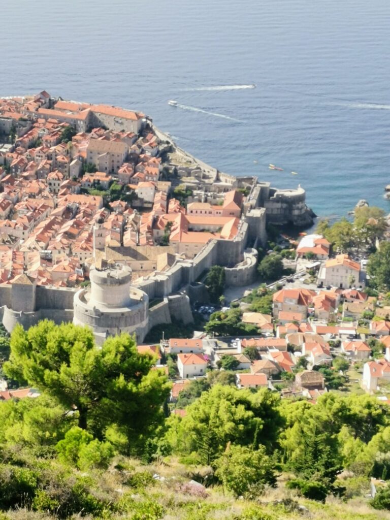Blick auf Dubrovnik mit der historischen Stadtmauer