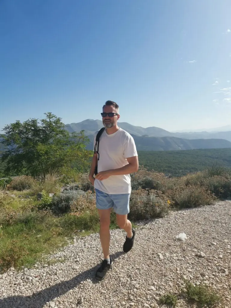 Mann auf Weg am Berg Srd  in Dubrovnik