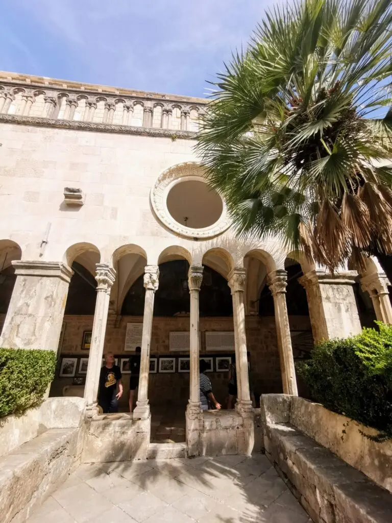 Garten mit Palmen Franziskanerkloster in Dubrovnik