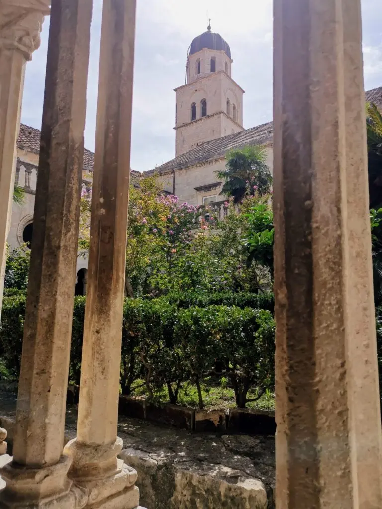 Garten mit Bäumen Franziskanerkloster in Dubrovnik