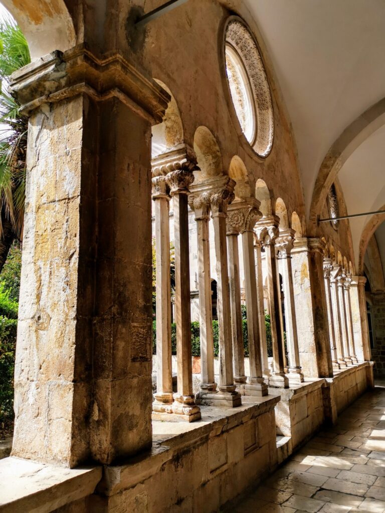 Fensterbögen mit Säulen im Franziskanerkloster in Dubrovnik