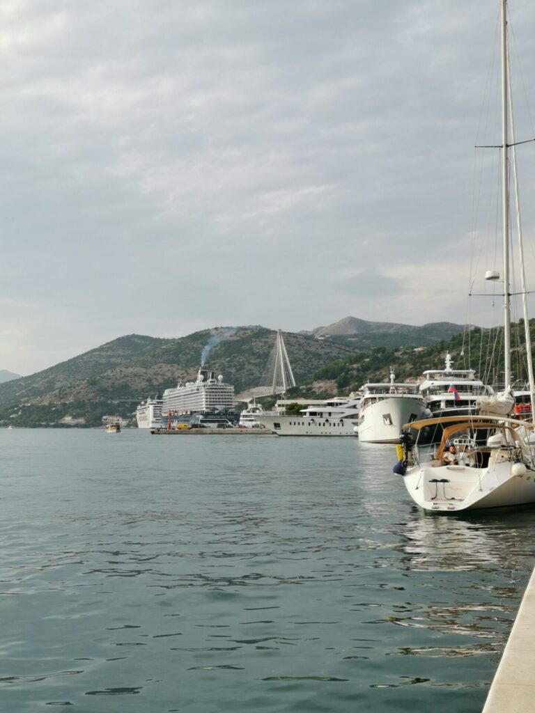 Yachten und Kreuzfahrtschiff am Hafen von Dubrovnik