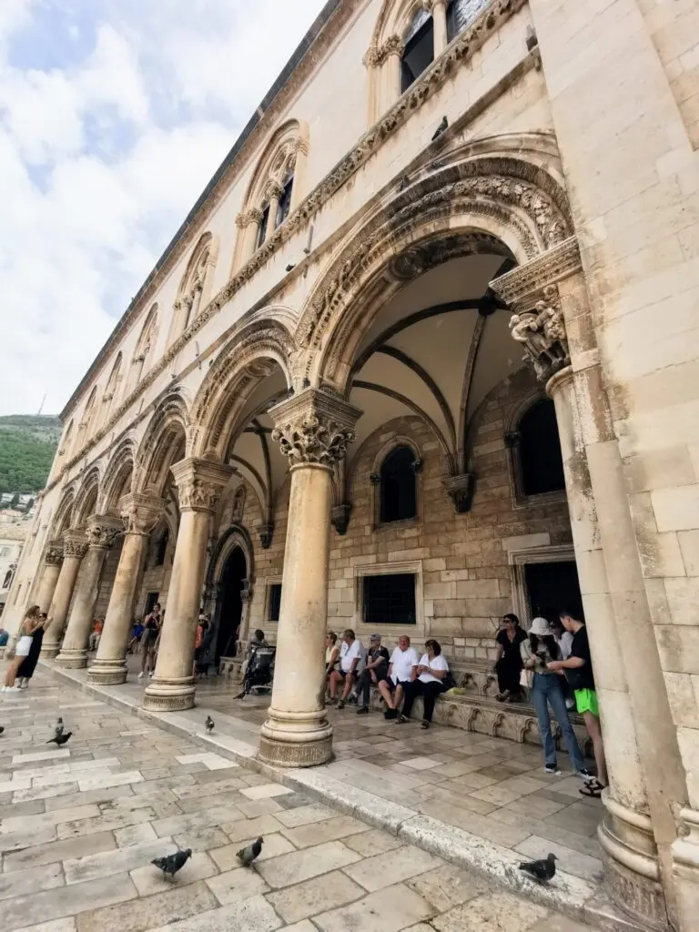 Säulen am Eingang von Rektorenpalast in Dubrovnik