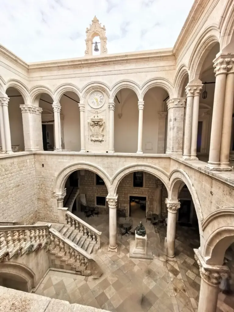 Galerie im Innenhof vom Rektorenpalast in Dubrovnik 