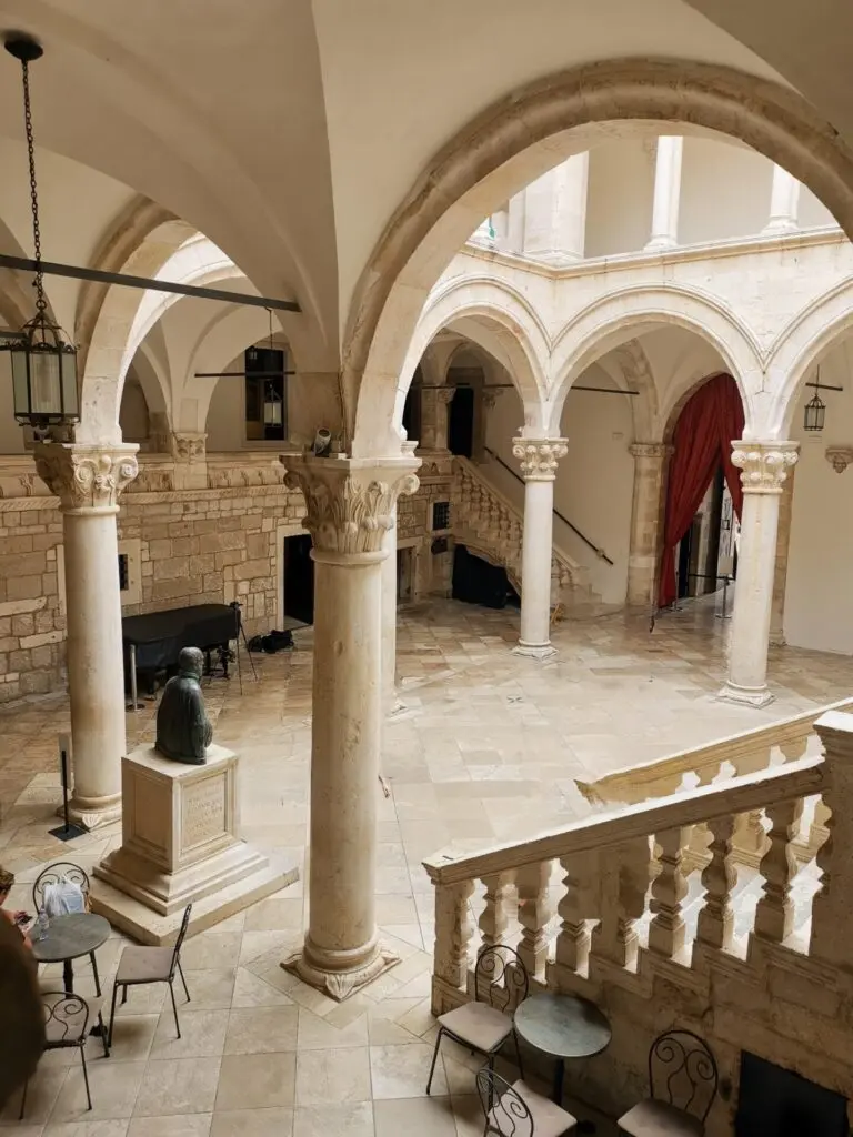 Galerie im Innenhof vom Rektorenpalast in Dubrovnik 