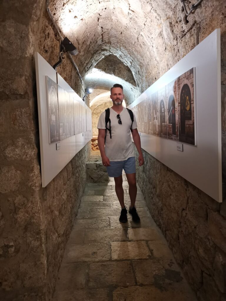 Ausstellung im Keller des Rektorenpalasts in Dubrovniks